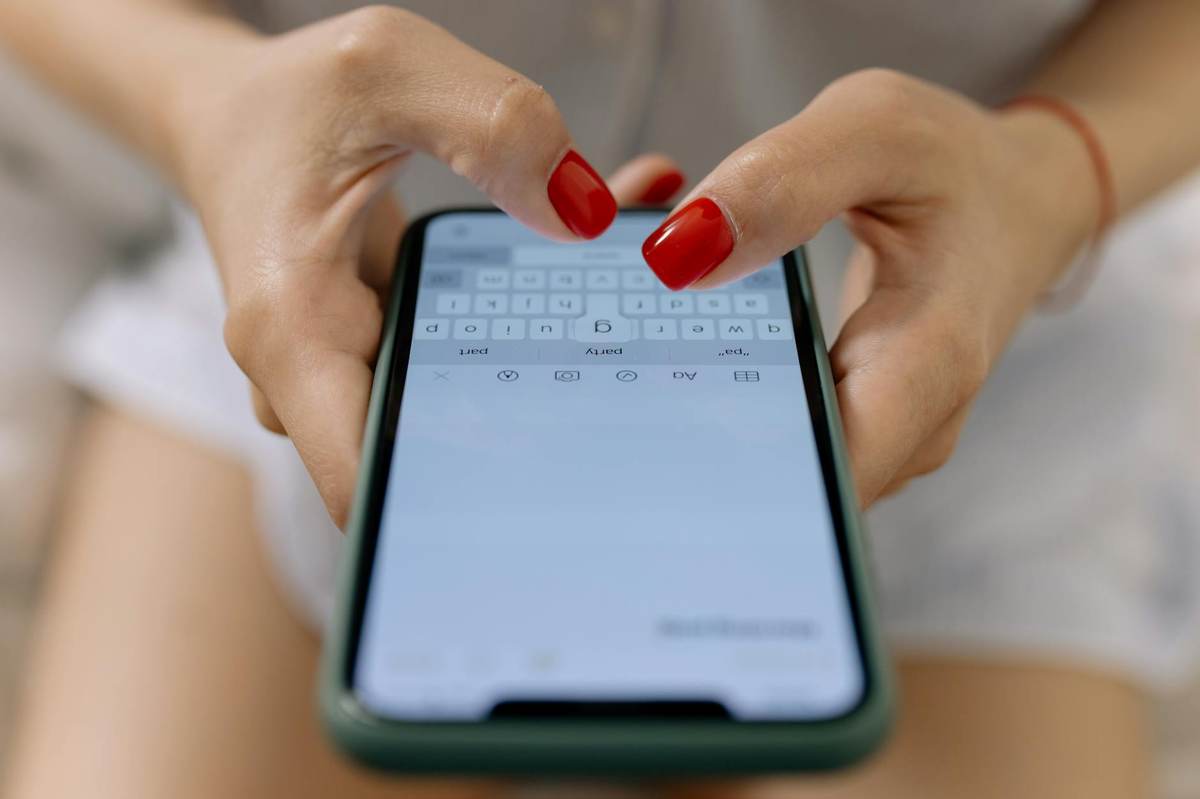 Channel admin managing pinned messages on mobile