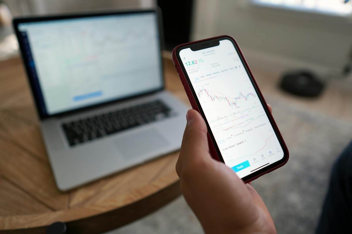 Online trading community investors discussing signals in a paid Telegram group